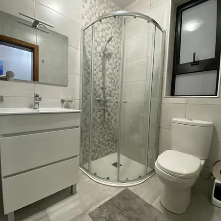 F1 2 St Julians, Private Room, Bathroom & Living Shared *